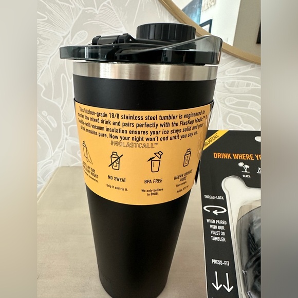 FlasKap Black Tumbler with Liquor Kap - Picture 3 of 4
